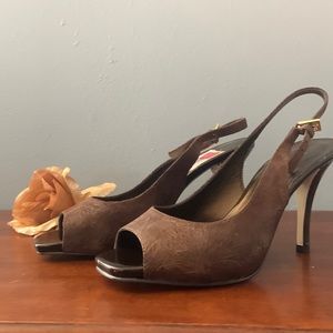 ANNE KLEIN brown, gold floral peep toe platform 3 1/2” heel. Sz 7 1/2